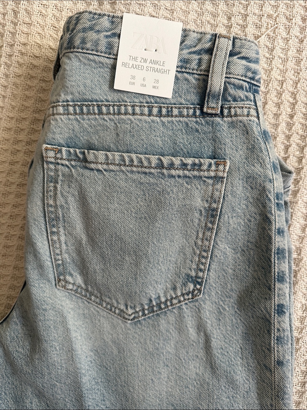 Zara mid rise relax barrel style jeans. NWT SIZE 38/6. $30